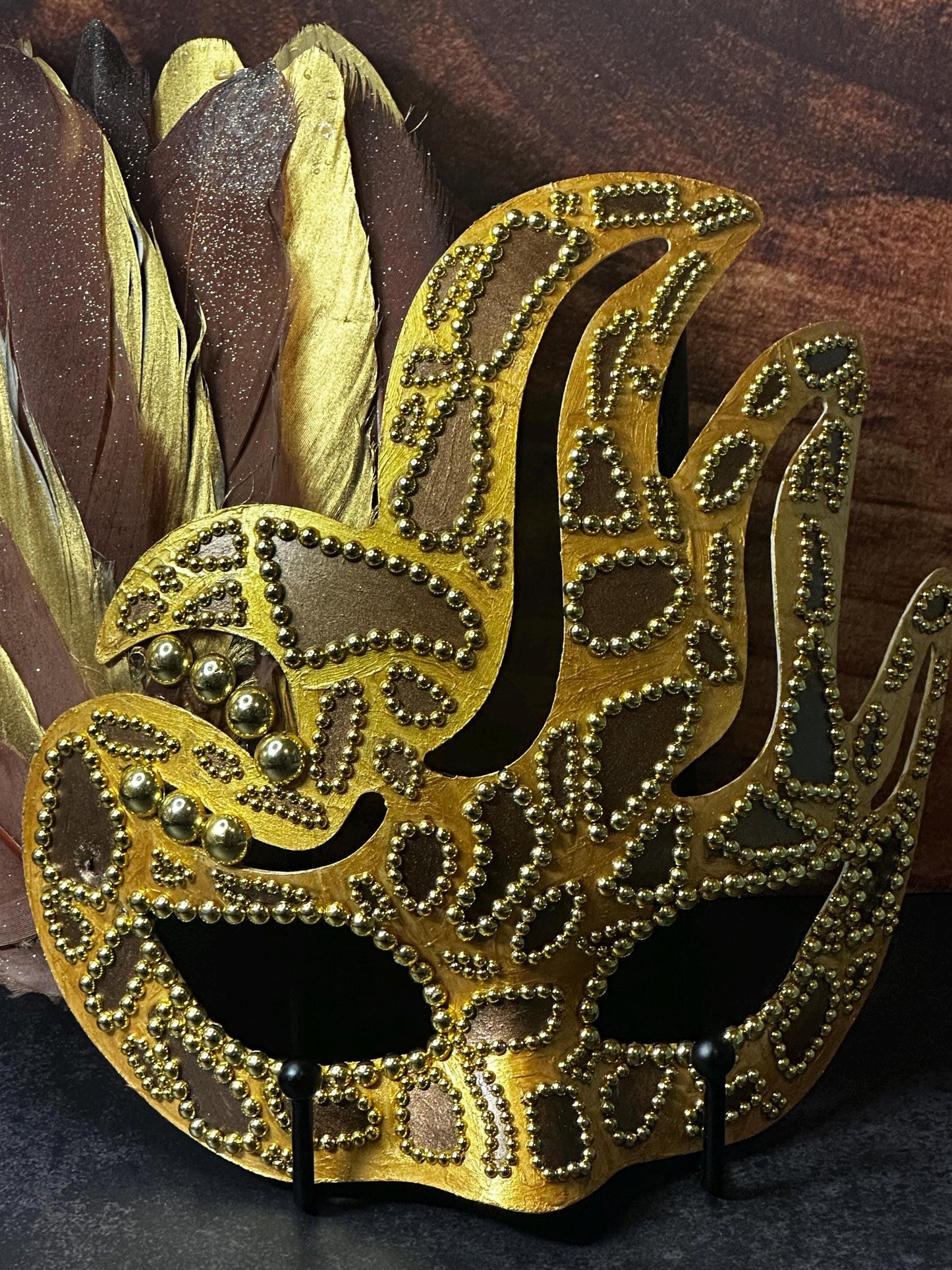Giraffe Safari Mask: Feathered Home Decor