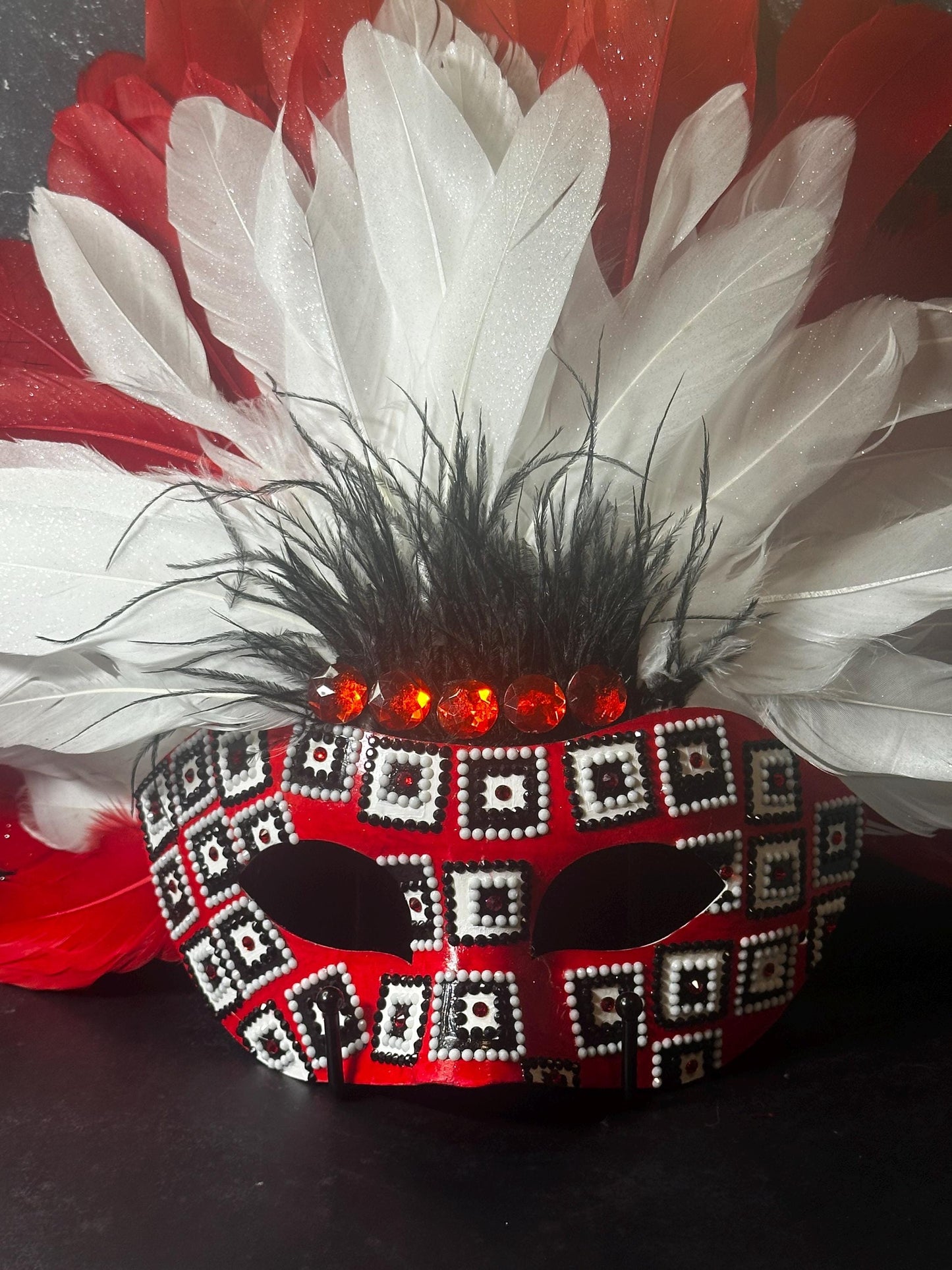 Vegas Style Feather Mask: Checkmate