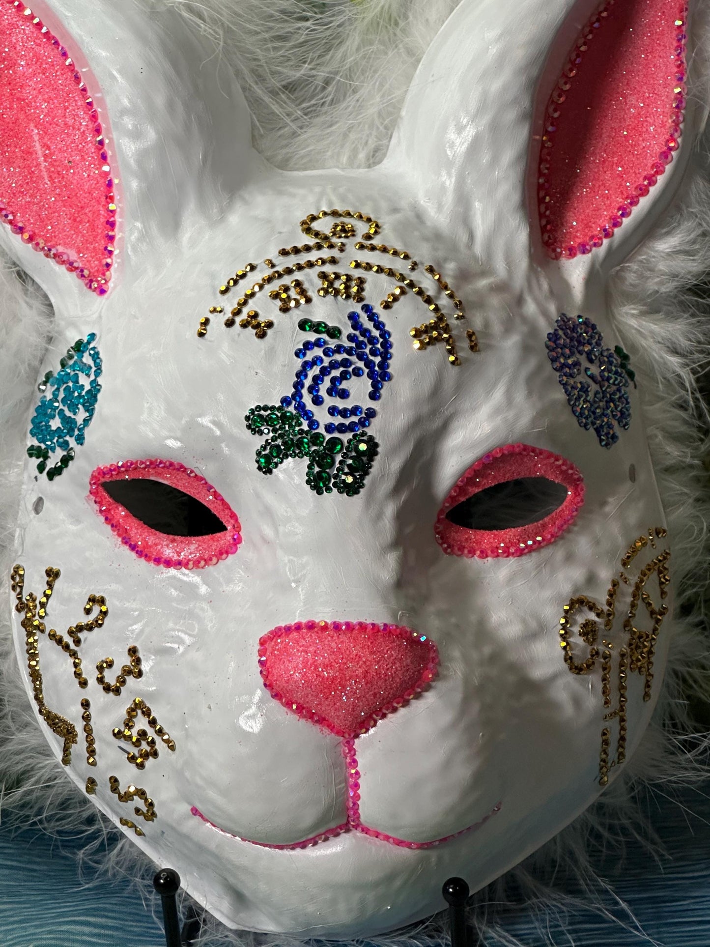 The white rabbit (Alice in wonderland series)