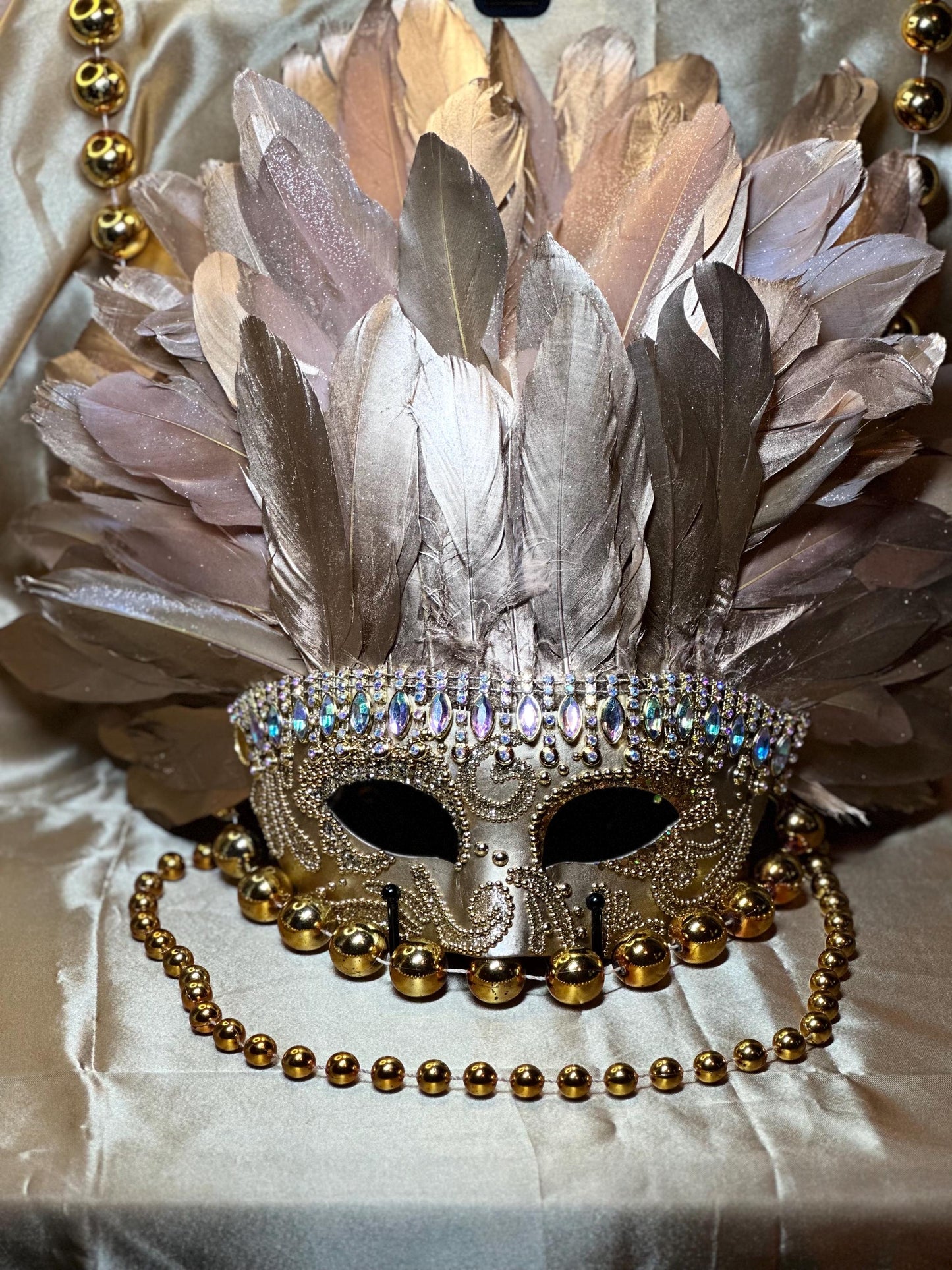 Vegas Style Feather Mask: The Gold Rush