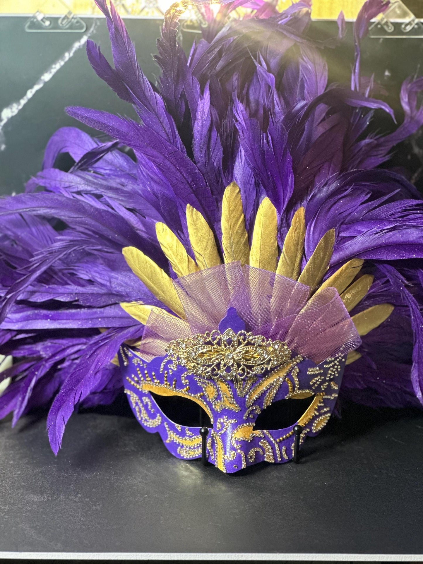 Vegas style feathered mask: A touch of elegance