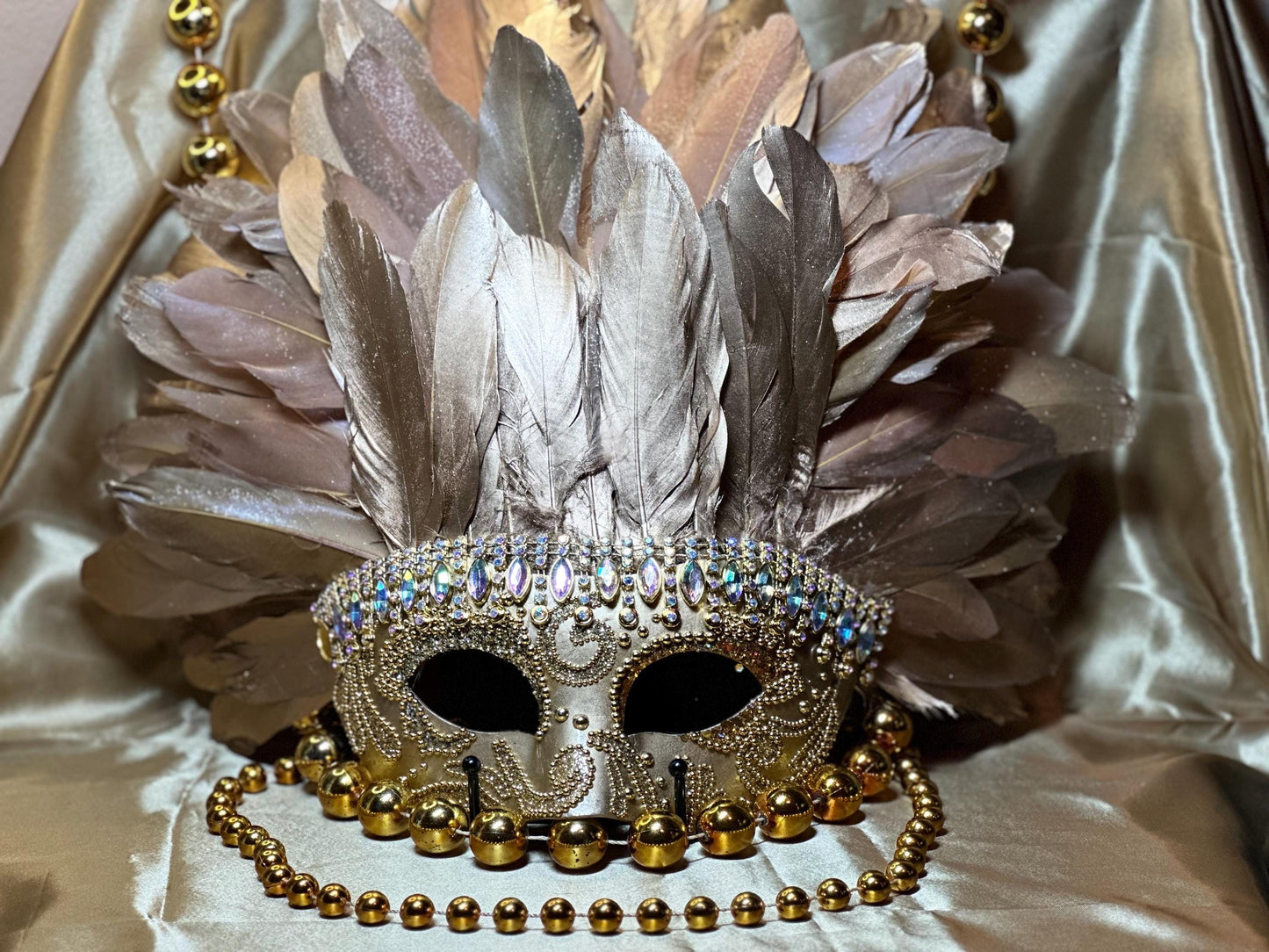 Vegas Style Feather Mask: The Gold Rush