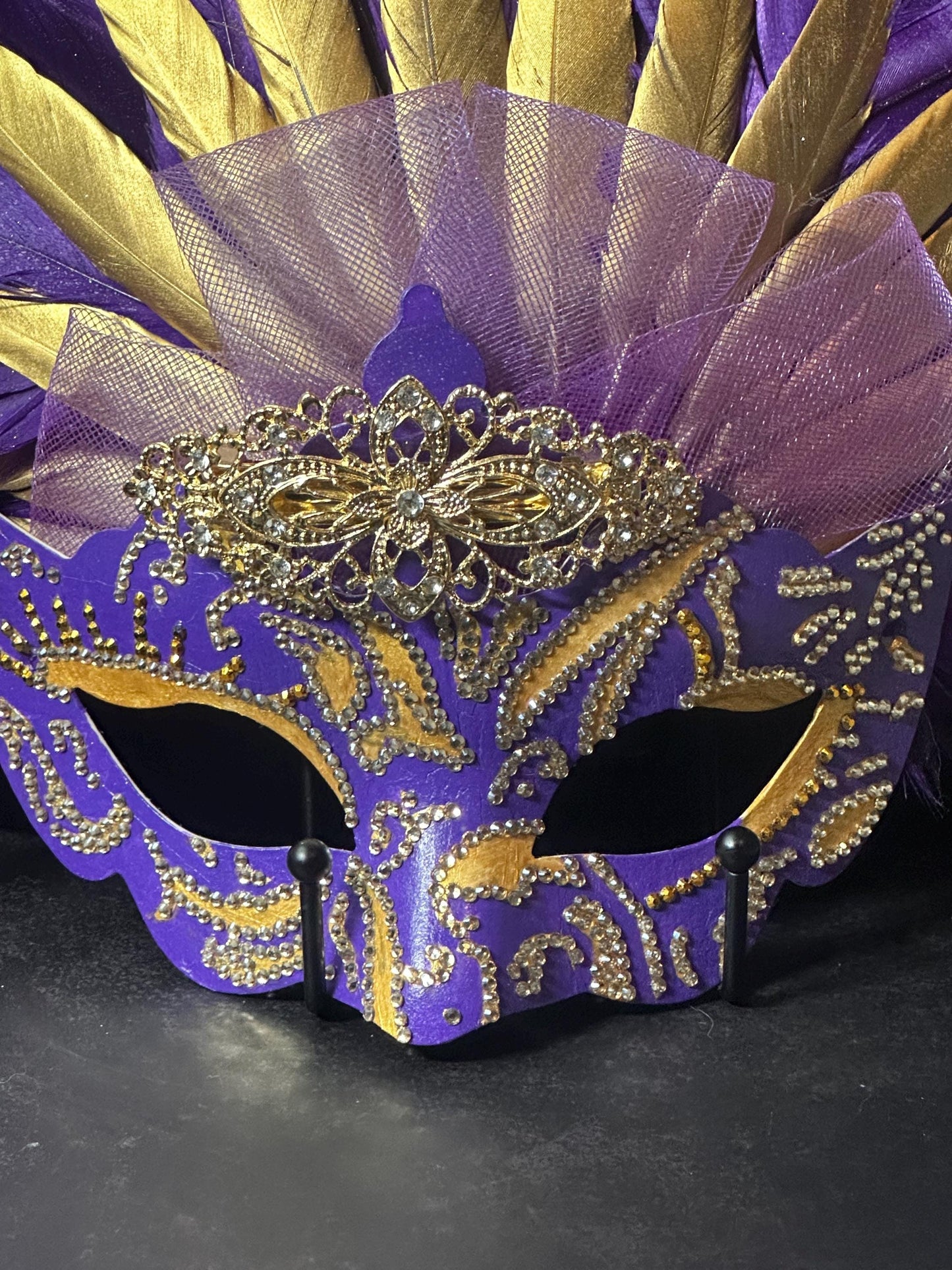 Vegas style feathered mask: A touch of elegance