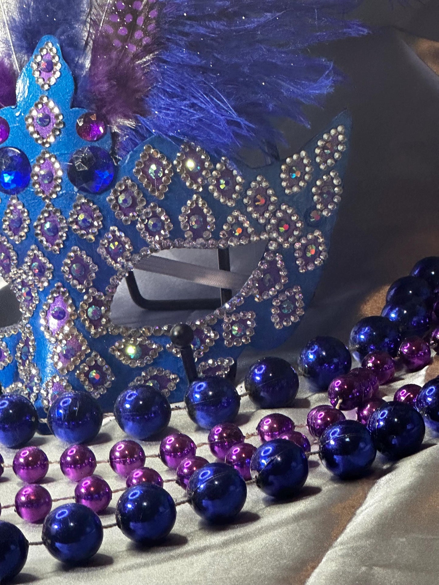 Feathered Masquerade Mask: Blue Diamonds