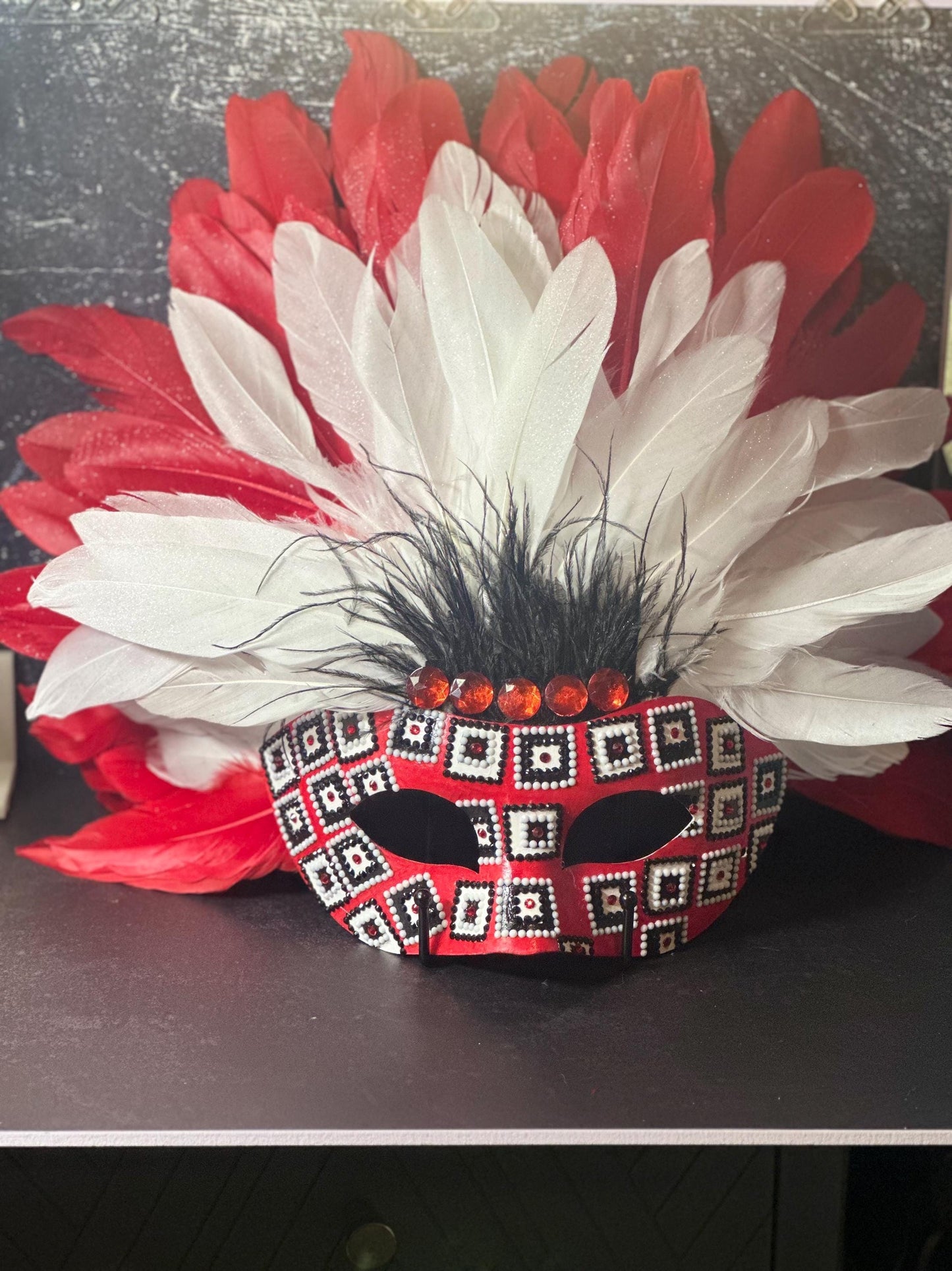 Vegas Style Feather Mask: Checkmate