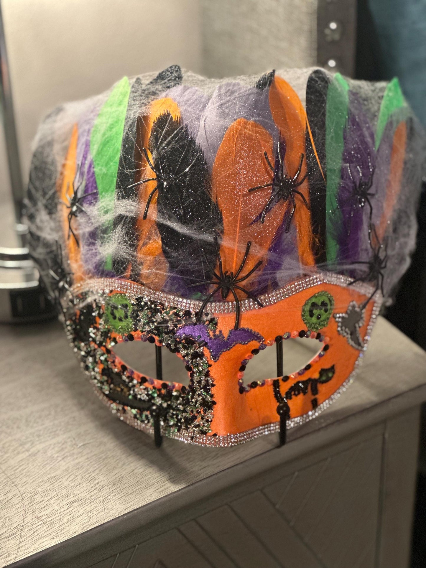 Spooktacular Halloween Mask: Feathered Spider Decor