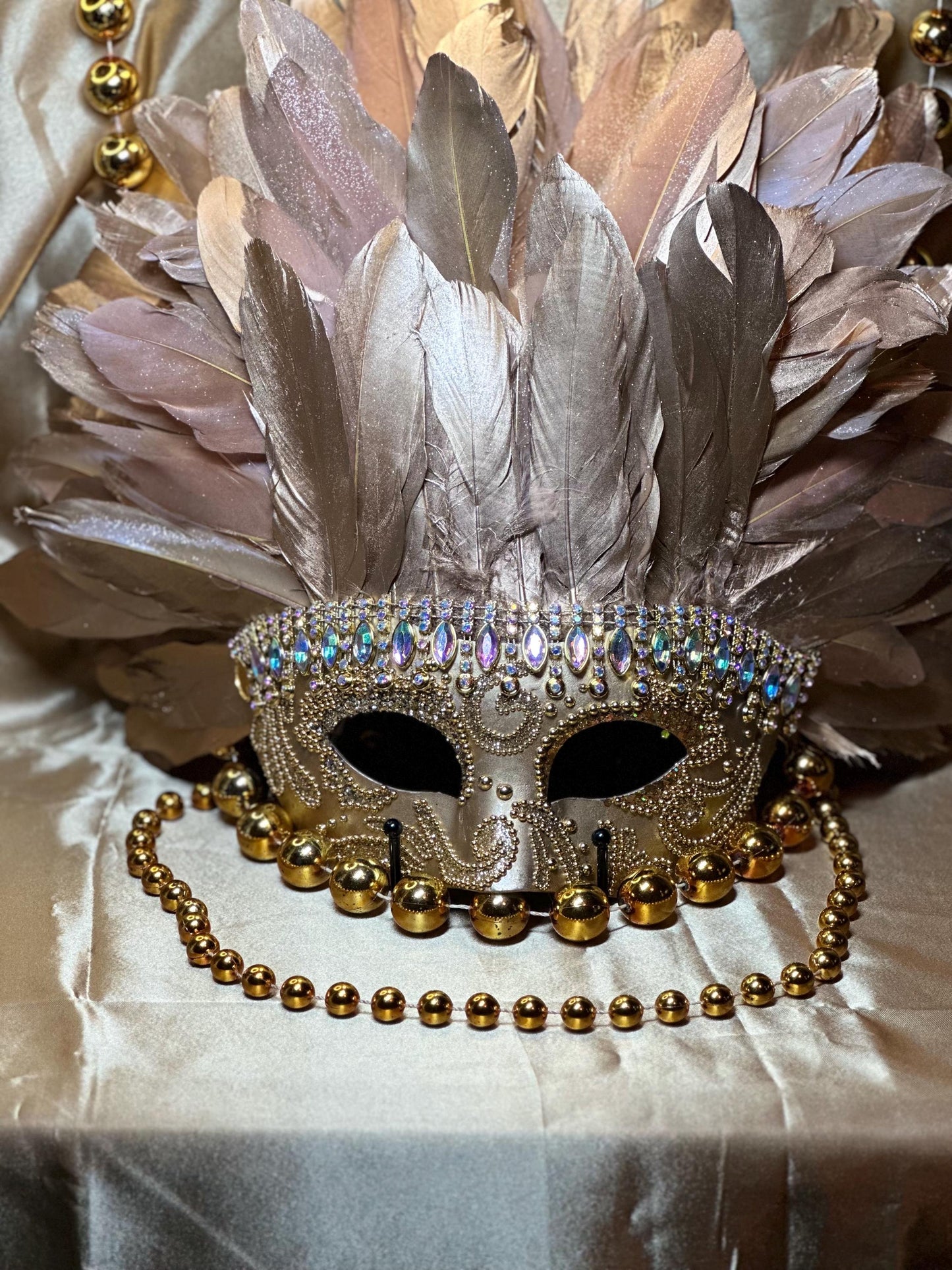 Vegas Style Feather Mask: The Gold Rush