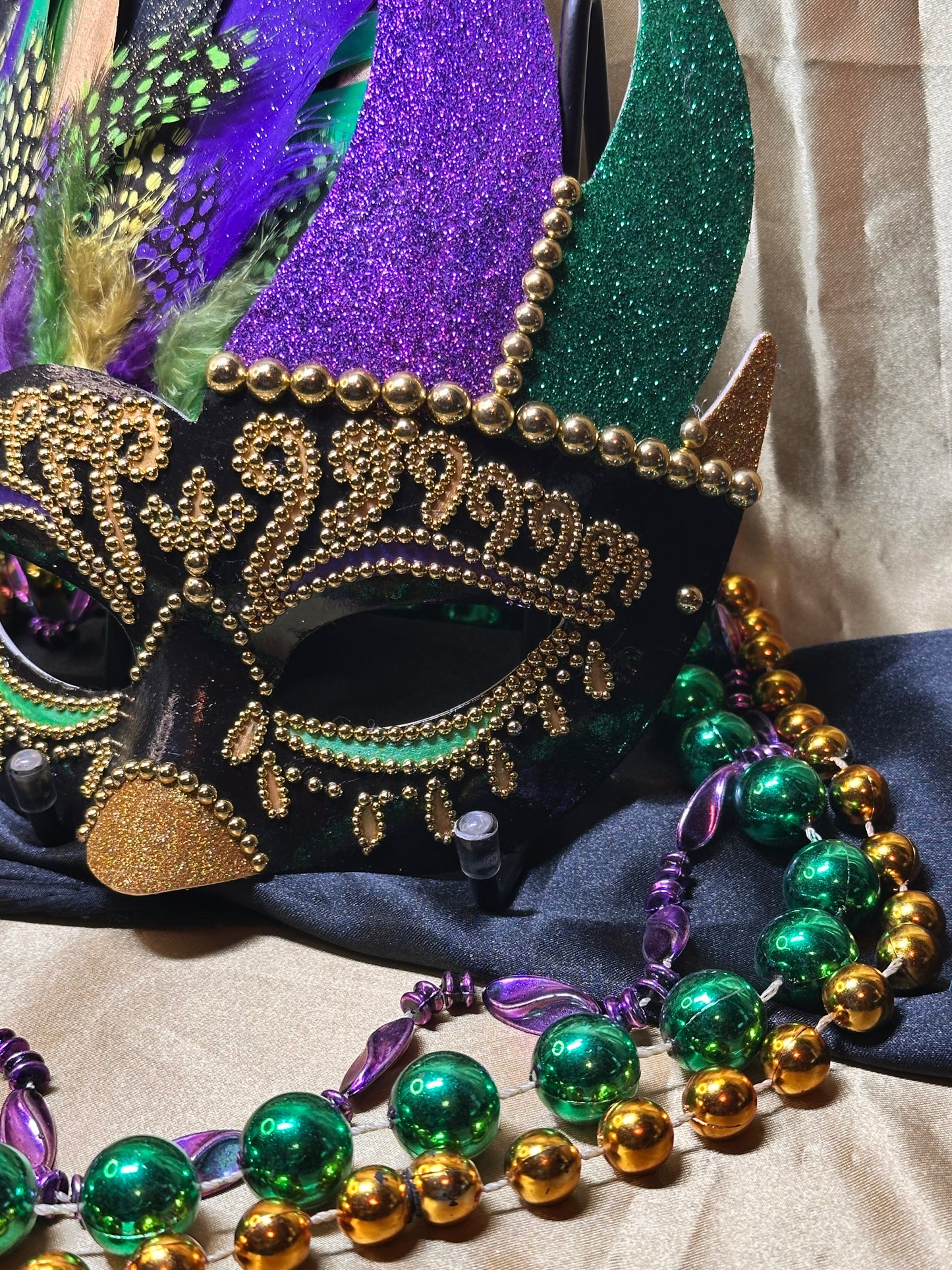 Masquerade Mask: Mardi Gras Finesse
