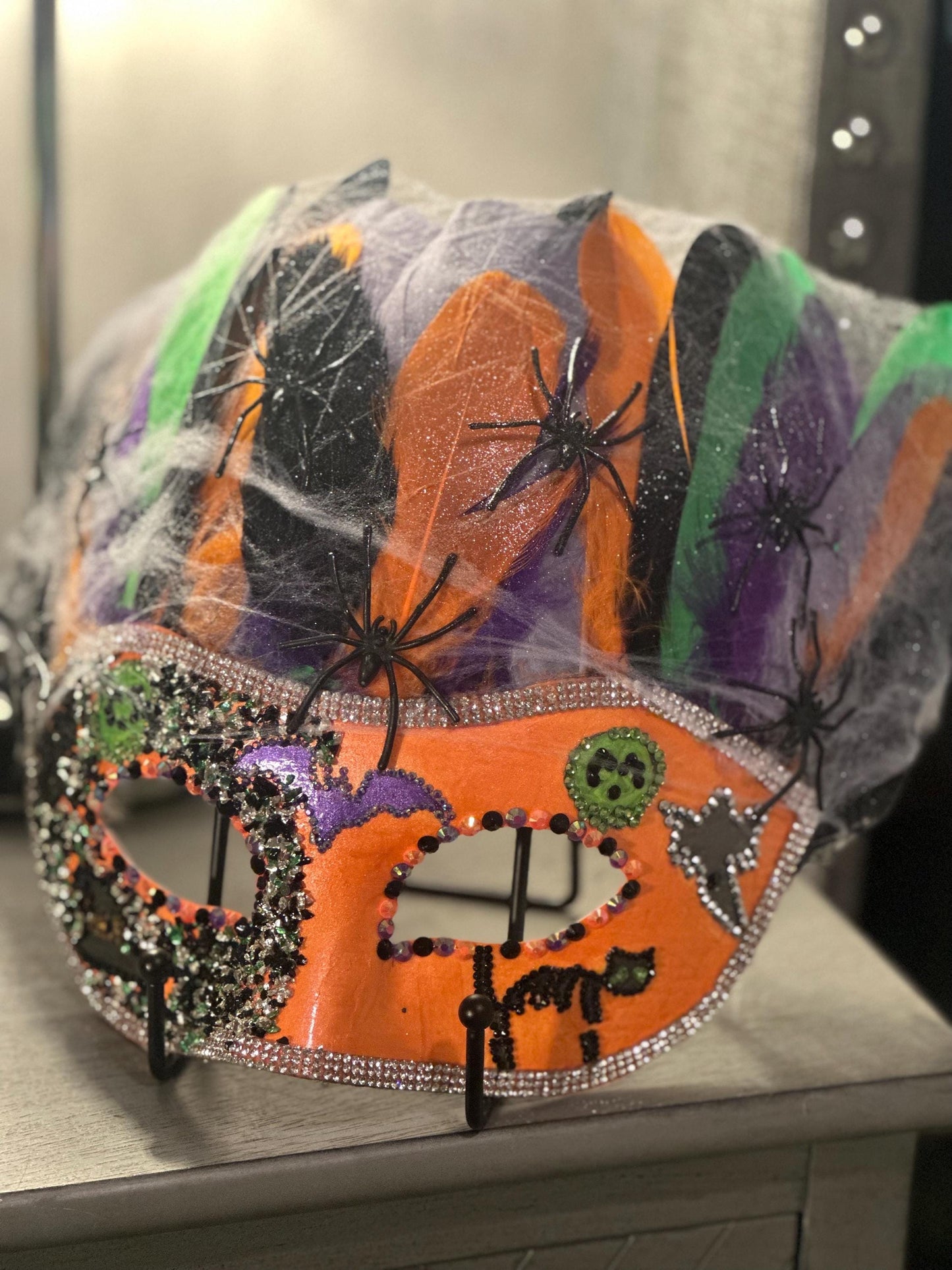 Spooktacular Halloween Mask: Feathered Spider Decor