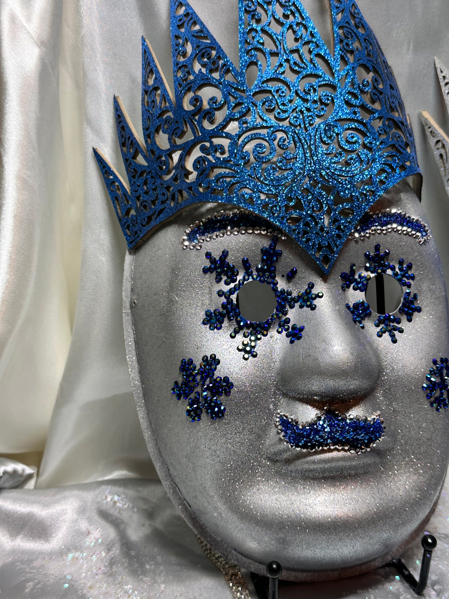 Pairing masquerade masks: The king & Queen of the north