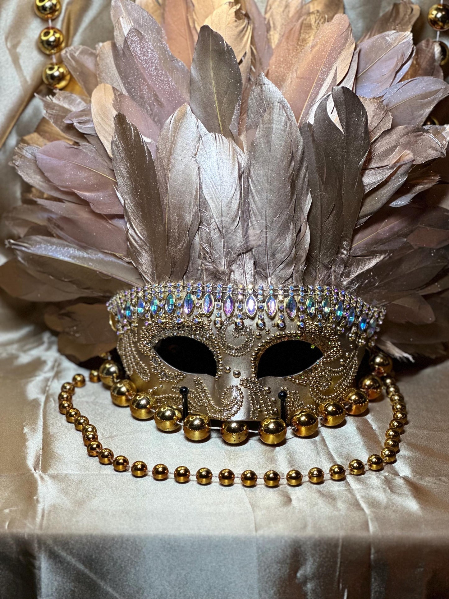 Vegas Style Feather Mask: The Gold Rush