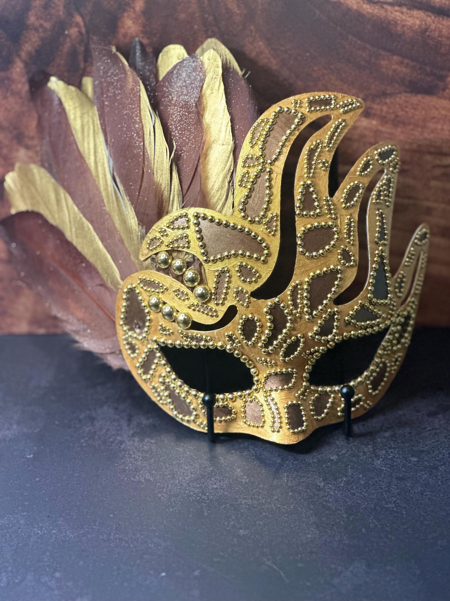 Giraffe Safari Mask: Feathered Home Decor
