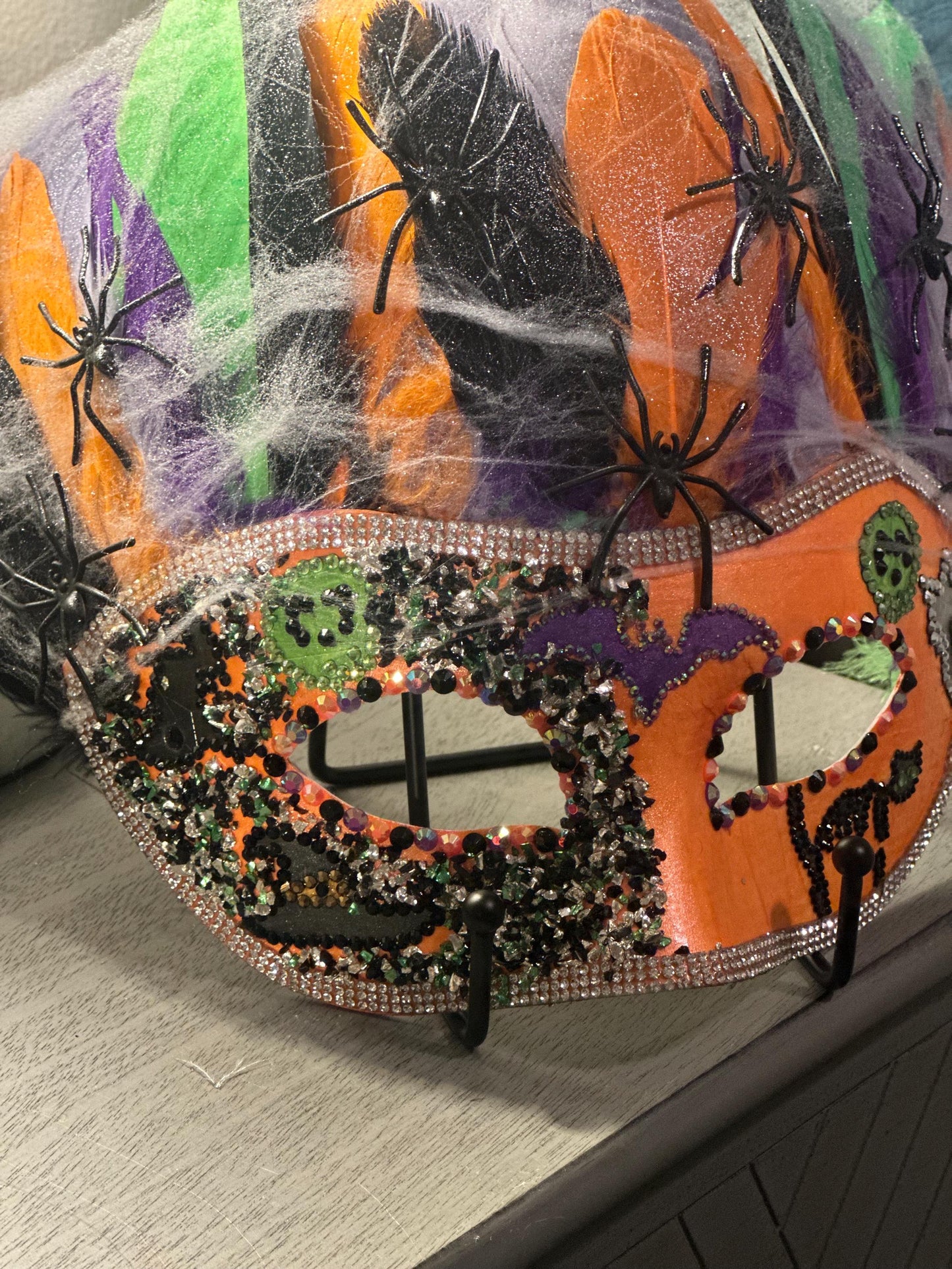Spooktacular Halloween Mask: Feathered Spider Decor