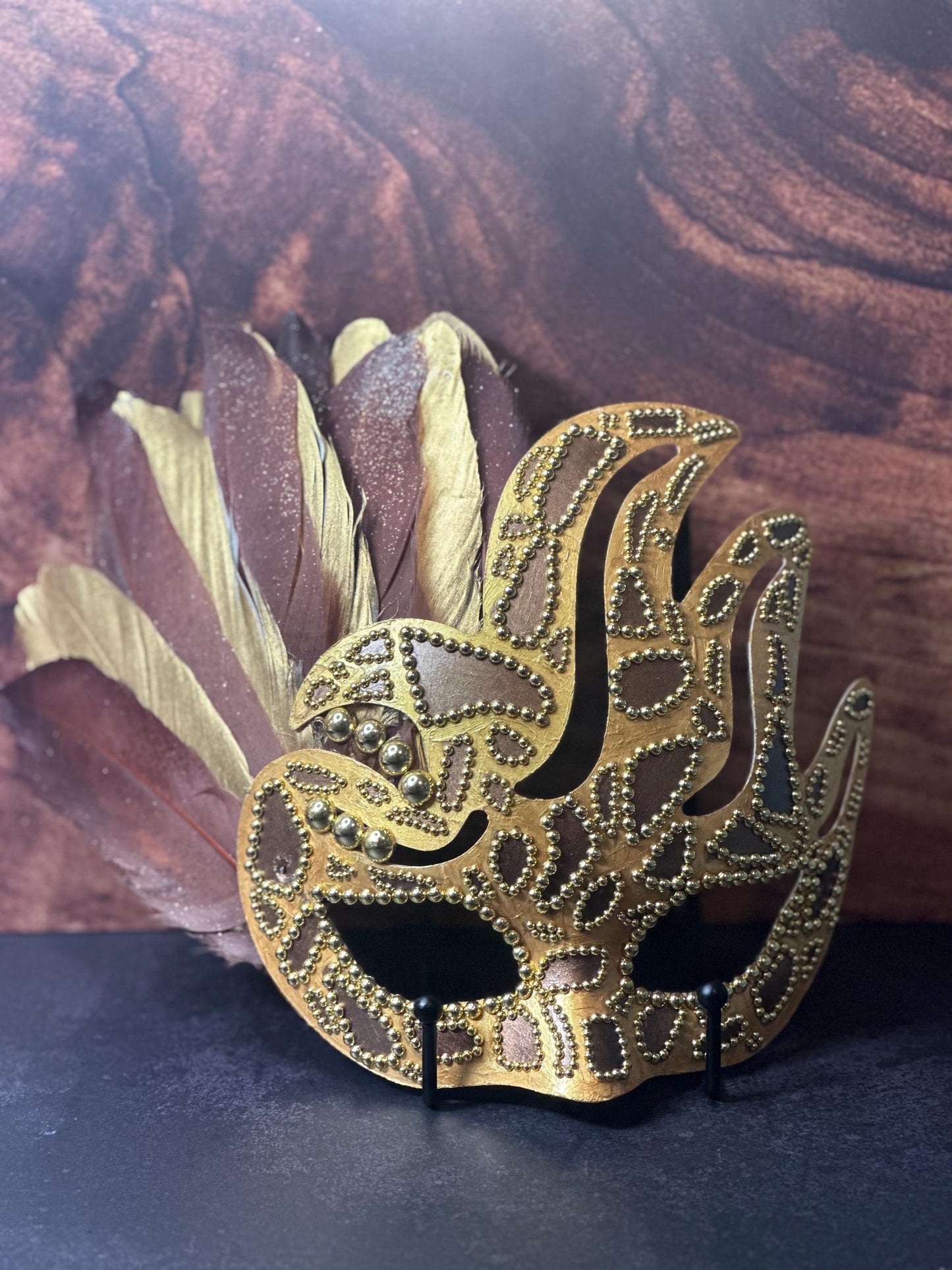 Giraffe Safari Mask: Feathered Home Decor
