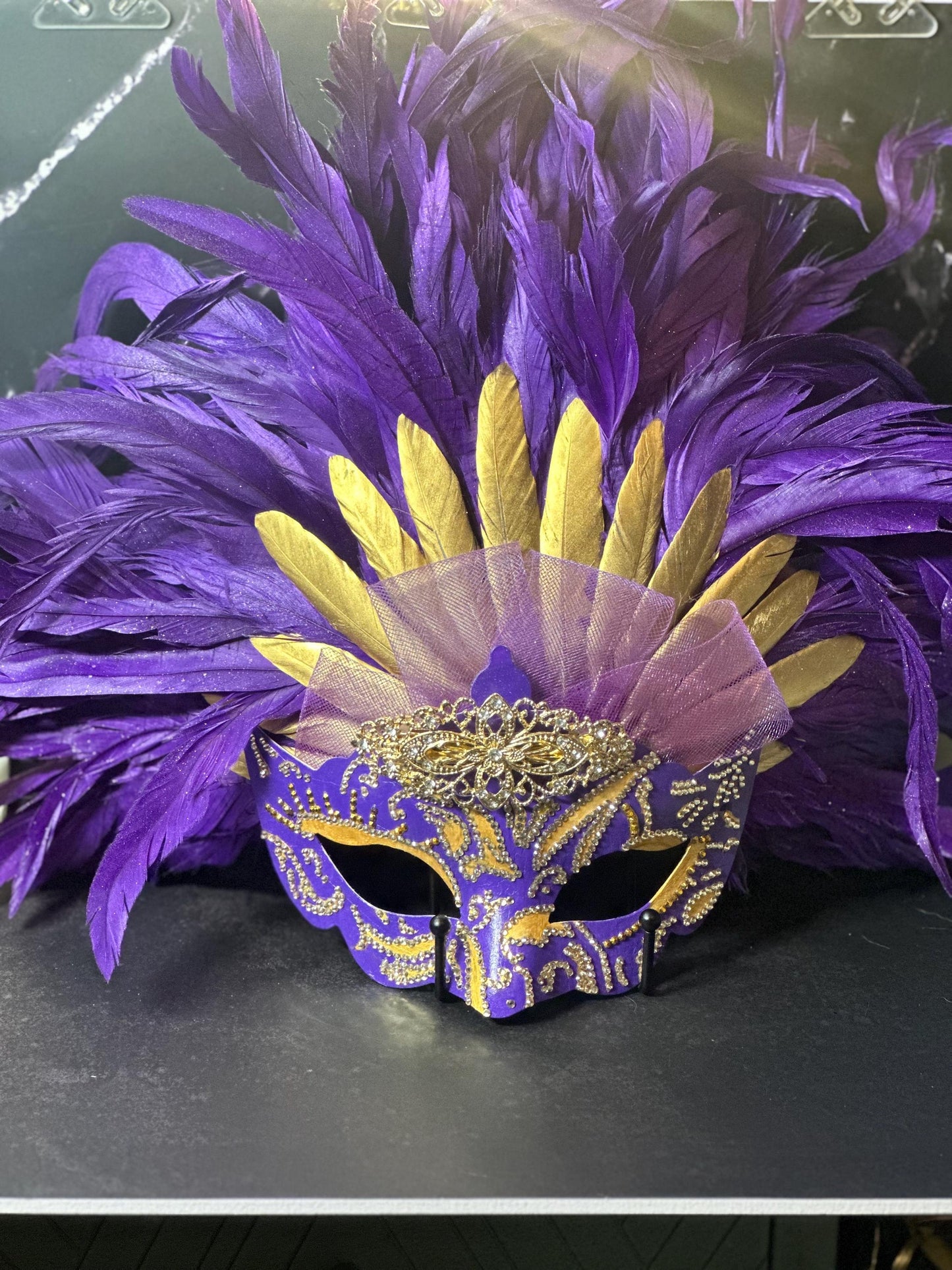 Vegas style feathered mask: A touch of elegance