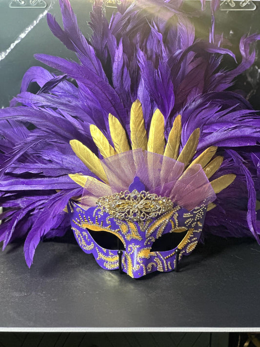 Vegas style feathered mask: A touch of elegance