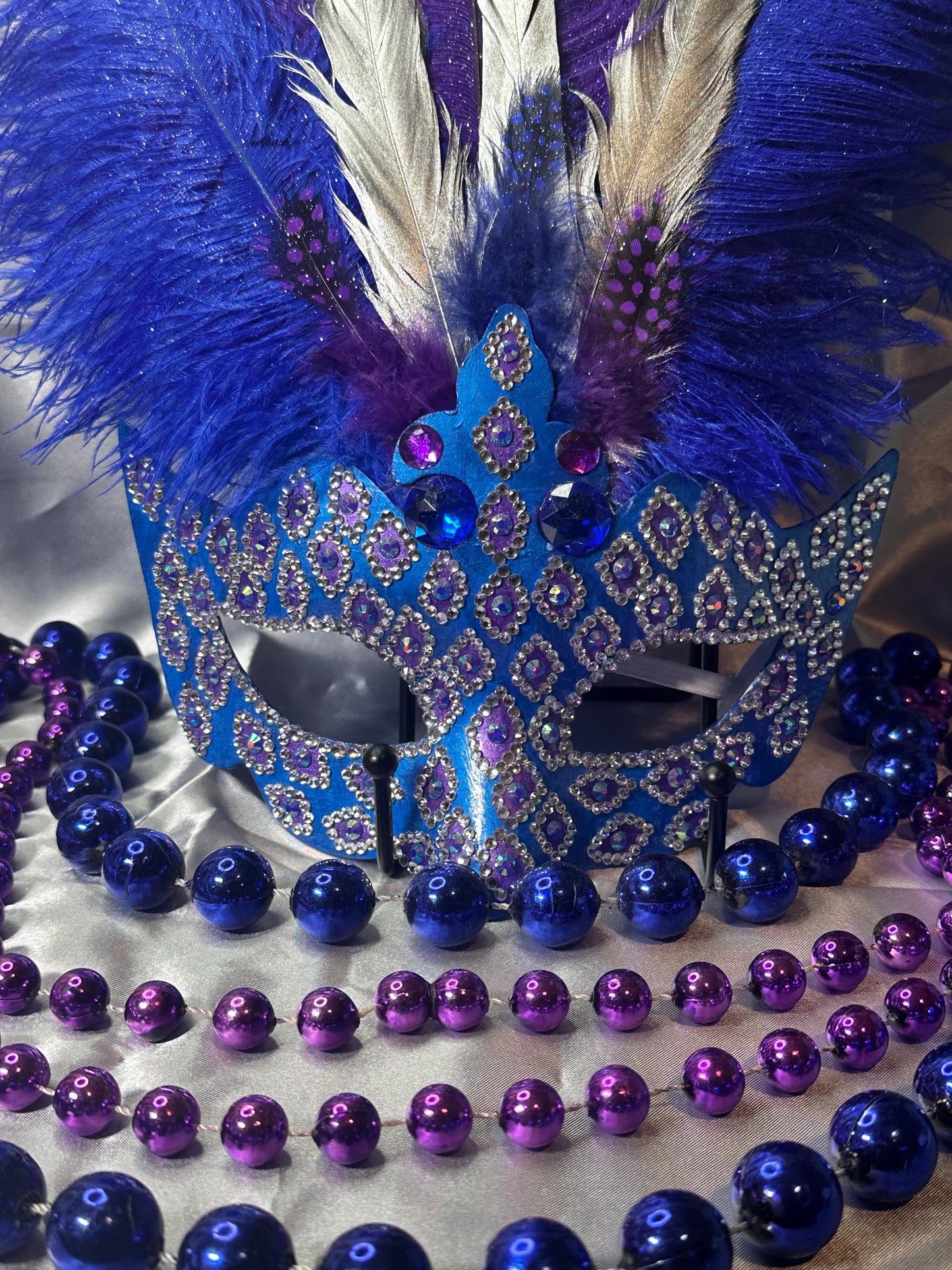 Feathered Masquerade Mask: Blue Diamonds