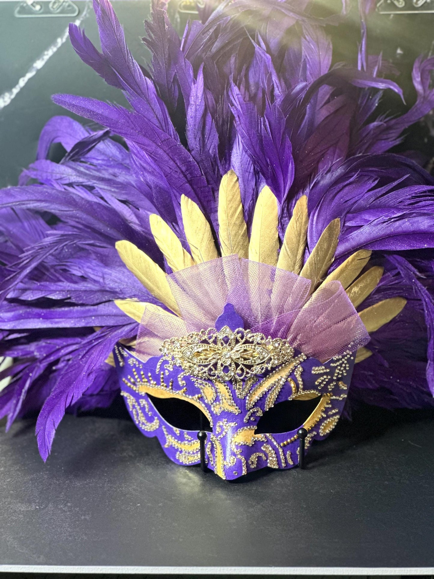 Vegas style feathered mask: A touch of elegance