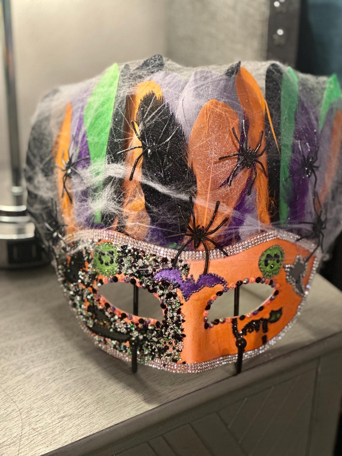 Spooktacular Halloween Mask: Feathered Spider Decor