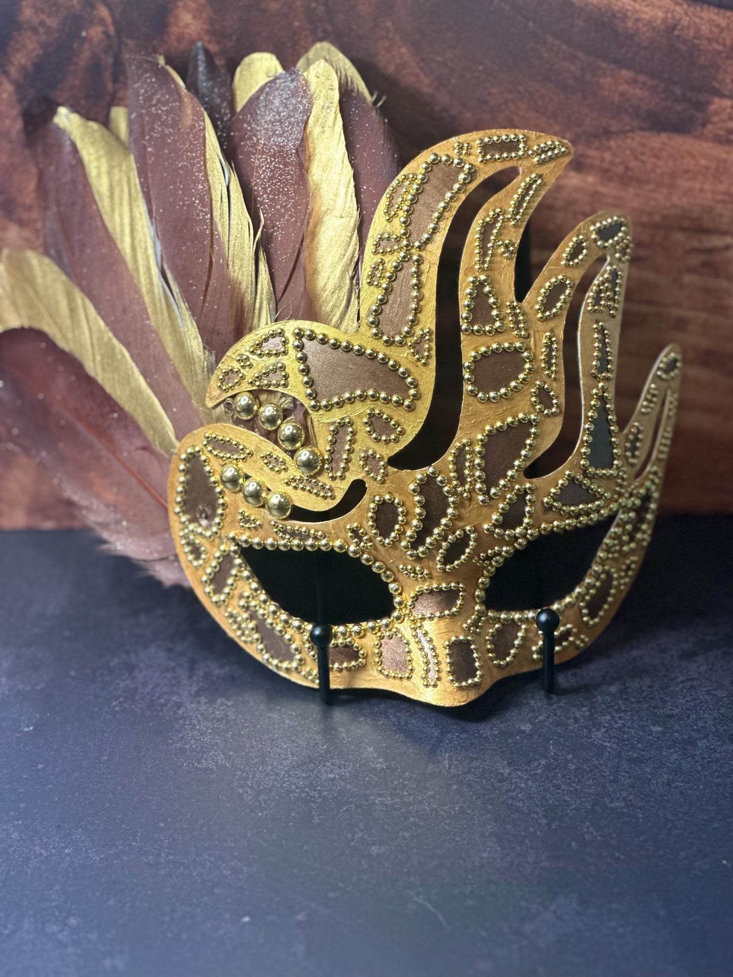 Giraffe Safari Mask: Feathered Home Decor